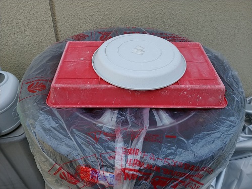 タイヤ保管時、水が溜まらないようにでっぱりを付けて工夫した写真