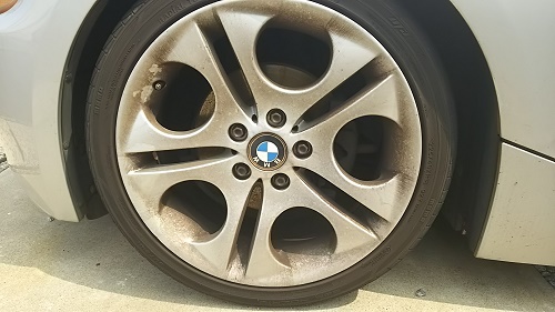 ブレーキダストで汚れた写真。標準的なブレーキパッド