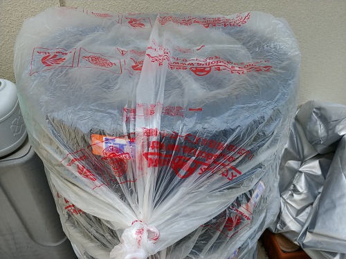 タイヤをビニール袋に入れた写真