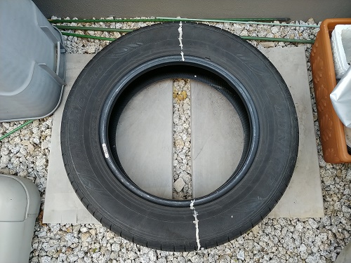 タイヤを保管する土台の写真